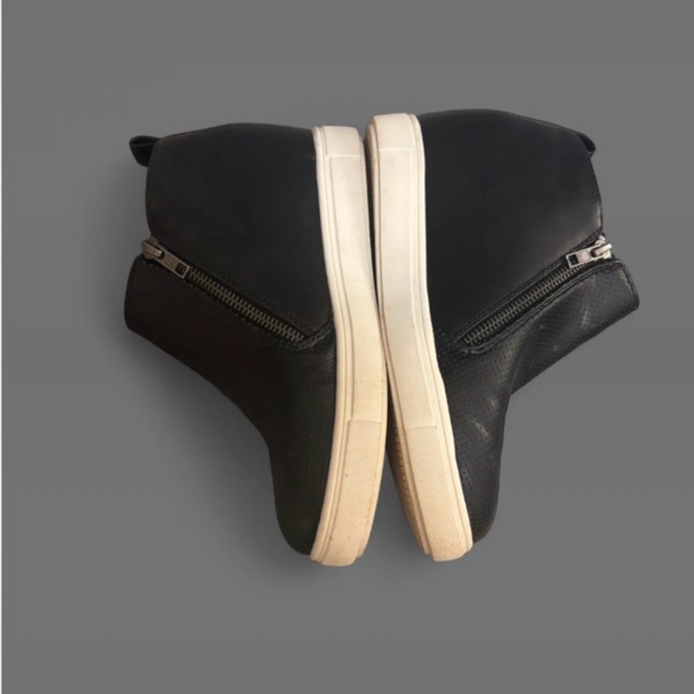 Women’s sneaker with double zippers